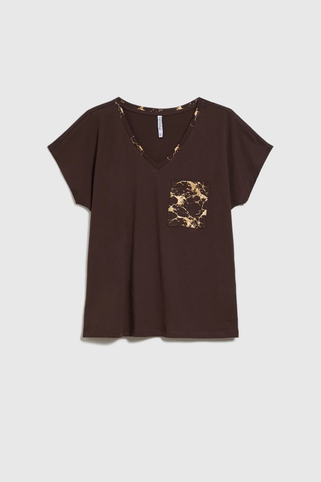 Bawełniany t-shirt z ozdobną kieszenią brązowy