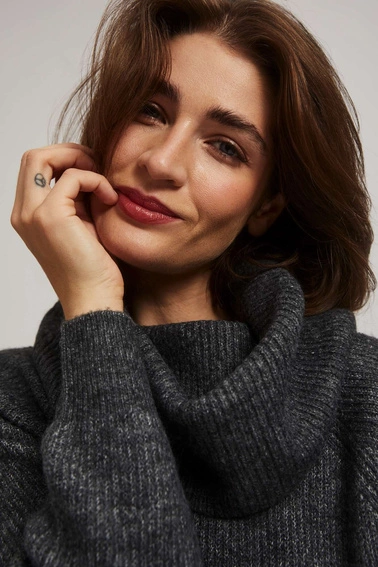 Swetrowa sukienka z golfem grafitowa