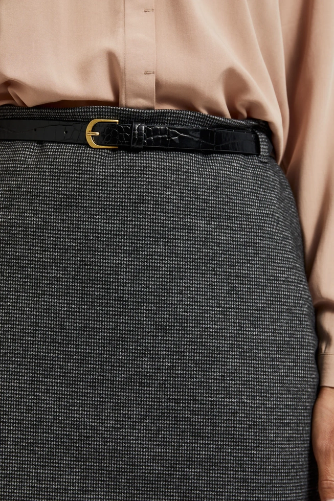 Ołówkowa spódnica o długości przed kolano szara