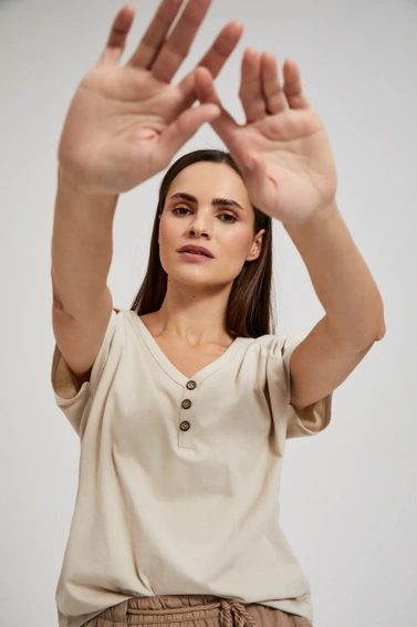 Bluzka z guzikami na dekolcie beżowa