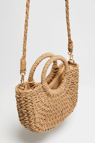 Pleciona torebka z okrągłym uchwytem beżowa