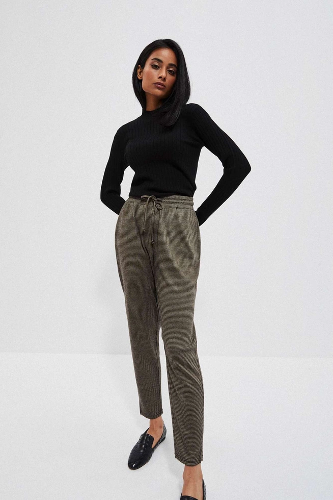 Dopsowany sweter w prążki czarny