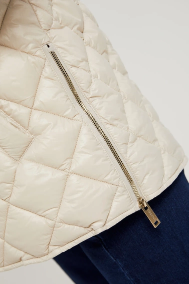 Krótka pikowana kurtka z kapturem beżowa