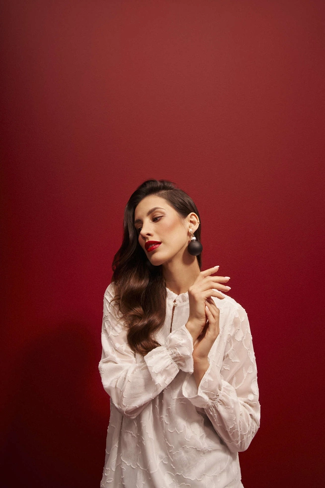 Biała koszula z ażurowymi rękawami