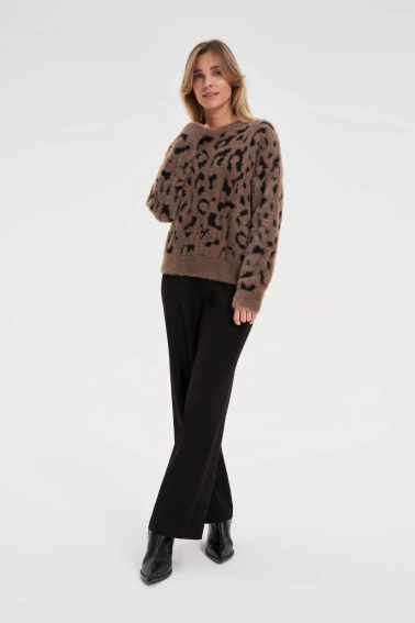 Sweter w panterkę brązowy