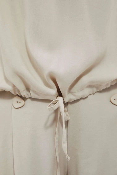 Koszula z wiązaniem w pasie i dekoltem w serek piaskowa