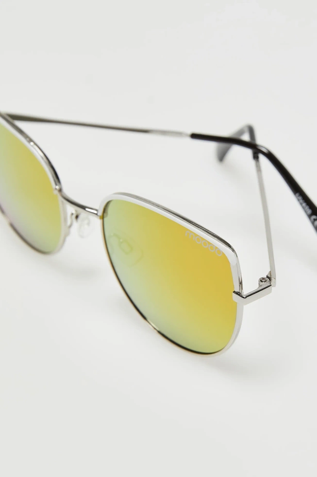 Okulary przeciwsłoneczne z metalowymi oprawkami i żółtymi szkłami