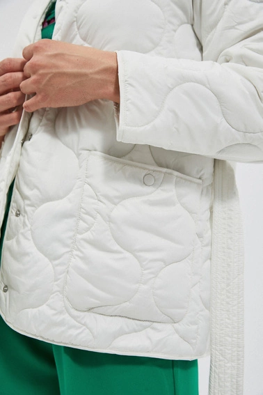 Pikowna kurtka z paskiem w talii perłowa