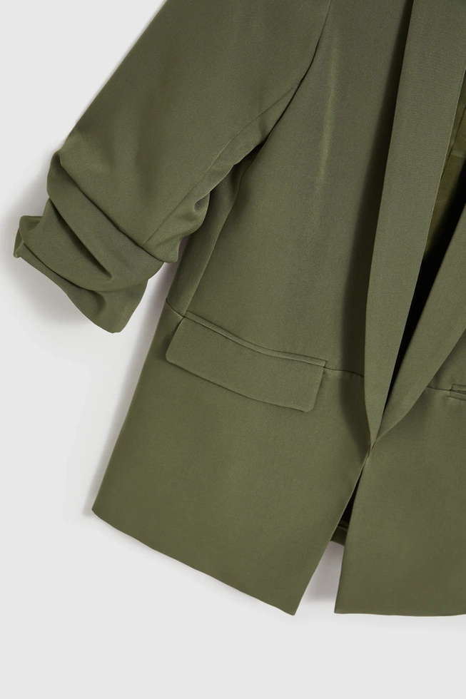 Gładka marynarka z marszczonymi rękawami 3/4 oliwkowa