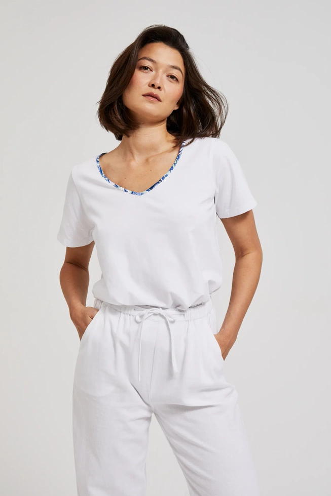 Bluzka z ozdobionym dekoltem biała