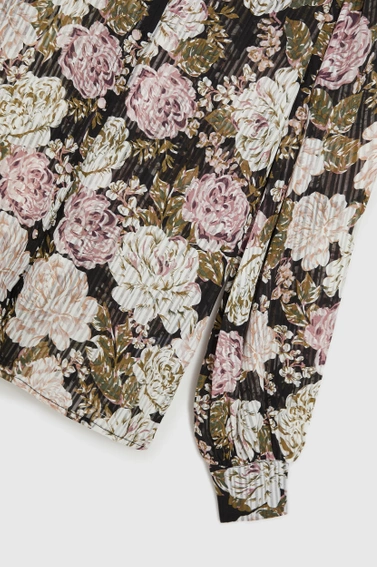 Plisowana koszula z kwiatowym wzorem i bufiastymi rękawami czarna