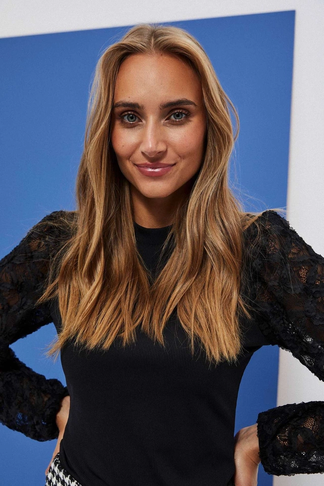 Elegancka bluzka z ażurowymi rękawami