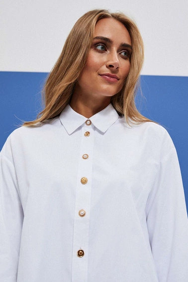 Koszula ze złotymi guzikami