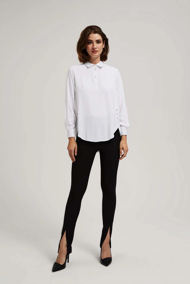 Koszula z ozdobnymi guzikami na dekolcie i rękawach biała