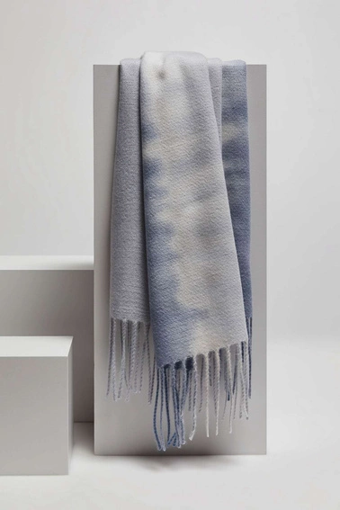 Szalik z delikatymi frędzlami