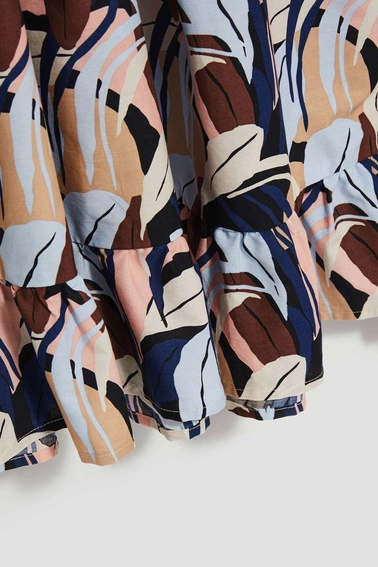 Wzorzysta sukienka midi z falbaną ciemnobeżowa