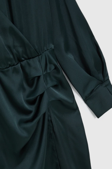 Sukienka z marszczeniem na biodrach zielona