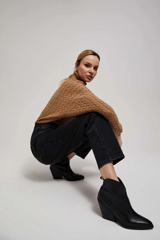 Sweter z golfem i bufiastymi rękawami ciemnobeżowy