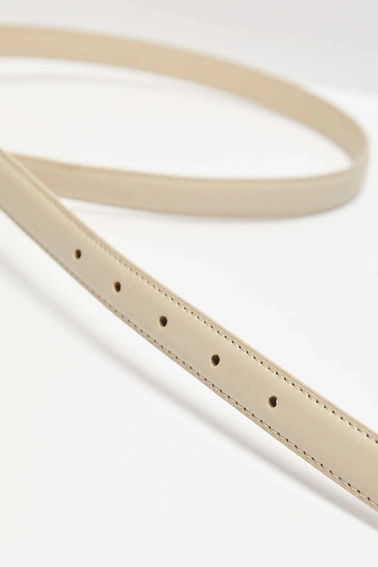 Gładki pasek z klamrą beżowy