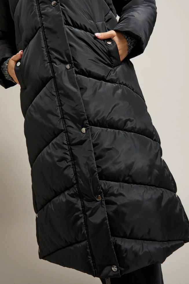 Długa pikowana kurtka z kapturem czarna