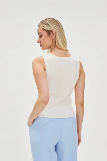 Dopasowany top z ozdobnymi guzikami beżowy