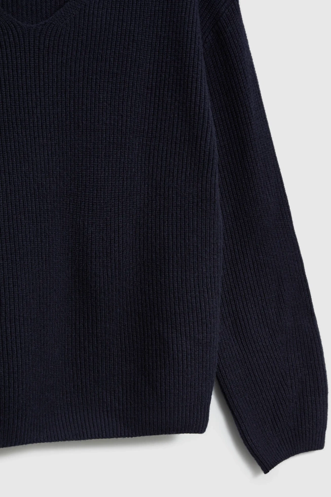 Sweter o prostym fasonie granatowy