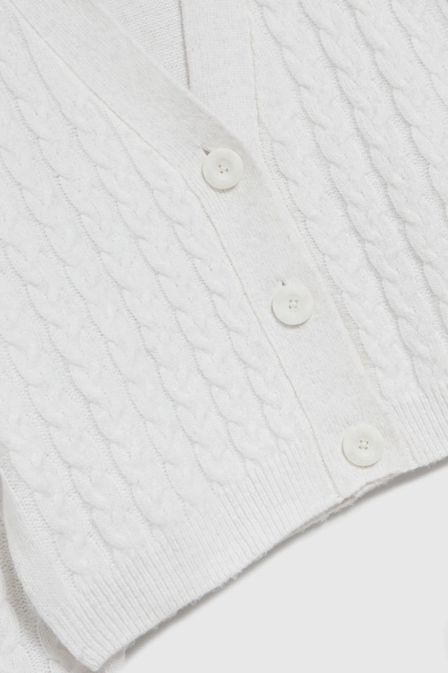 Krótki kardigan zapinany na guziki biały