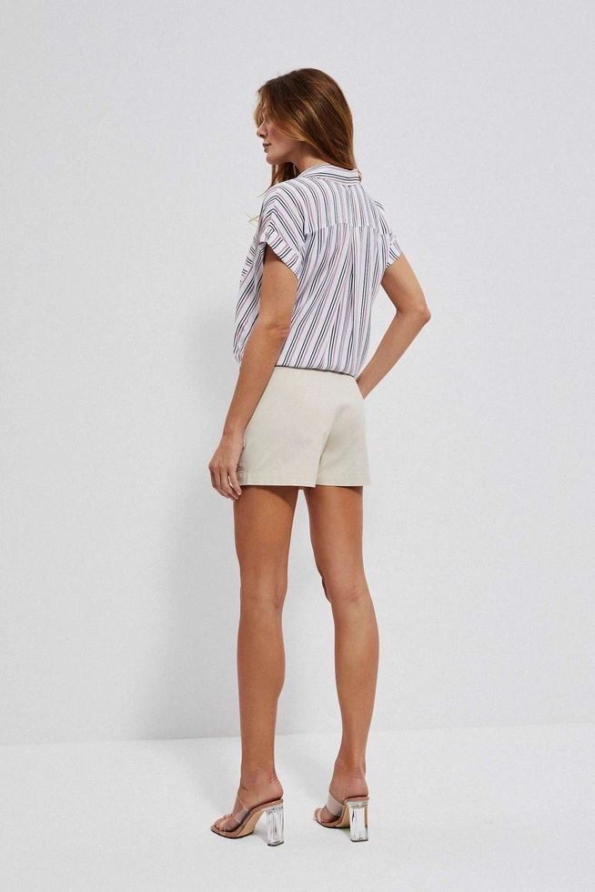 Szorty z ozdobnymi guzikami piaskowe