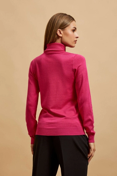 Sweter z golfem fuksjowy