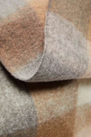 Ciepły szal z delikatnym wzorem