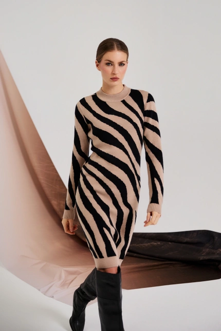 Dopasowana sukienka beżowa