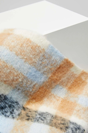 Szal w kratę z frędzlami błękitny