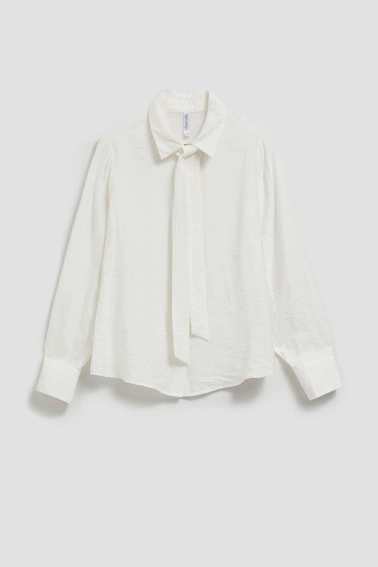 Koszula z wiązanym dekoltem i ozdobnymi guzikami perłowa