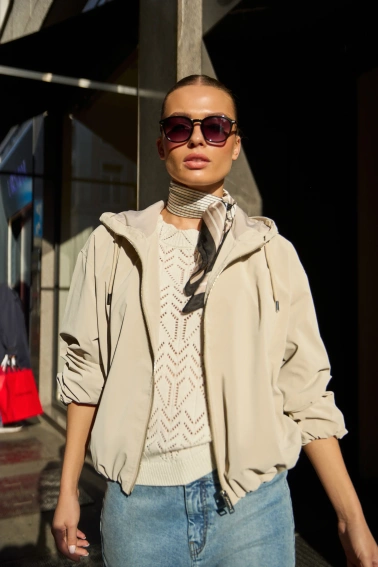 Cienka kurtka z kapturem beżowa 