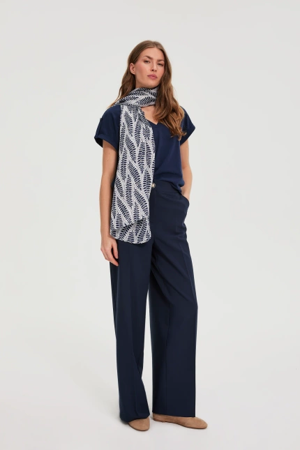 Szal w roślinny wzór granatowy