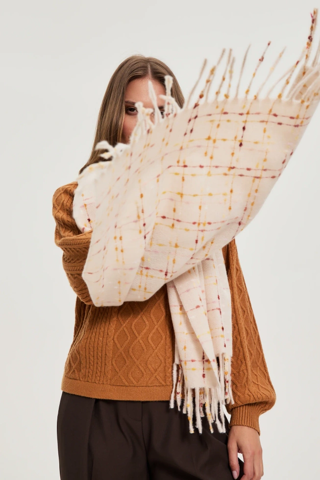 Szal z frędzalmi różowy