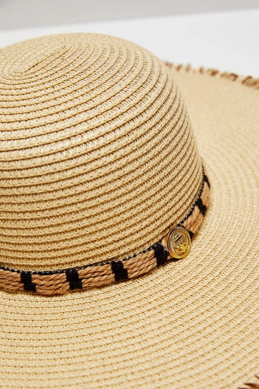 Kapelusz słomkowy z szerokim rondem