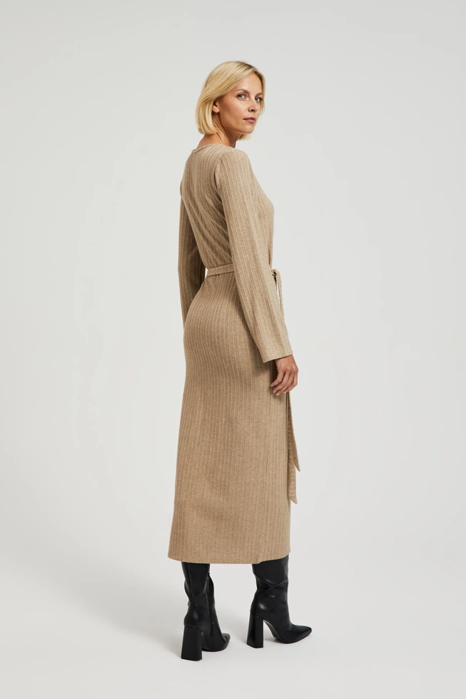 Prążkowana sukienka midi beżowa