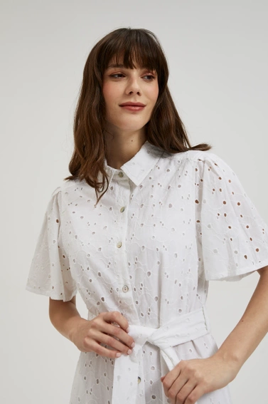 Ażurowa sukienka z wiązaniem w talii biała