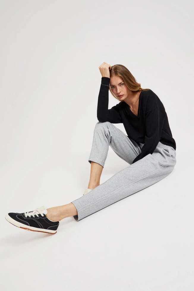 Gładkie spodnie z prostymi nogawkami i guzikami szare