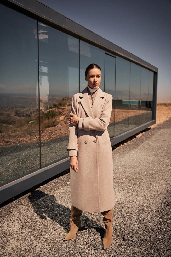 Elegancki długi płaszcz beżowy