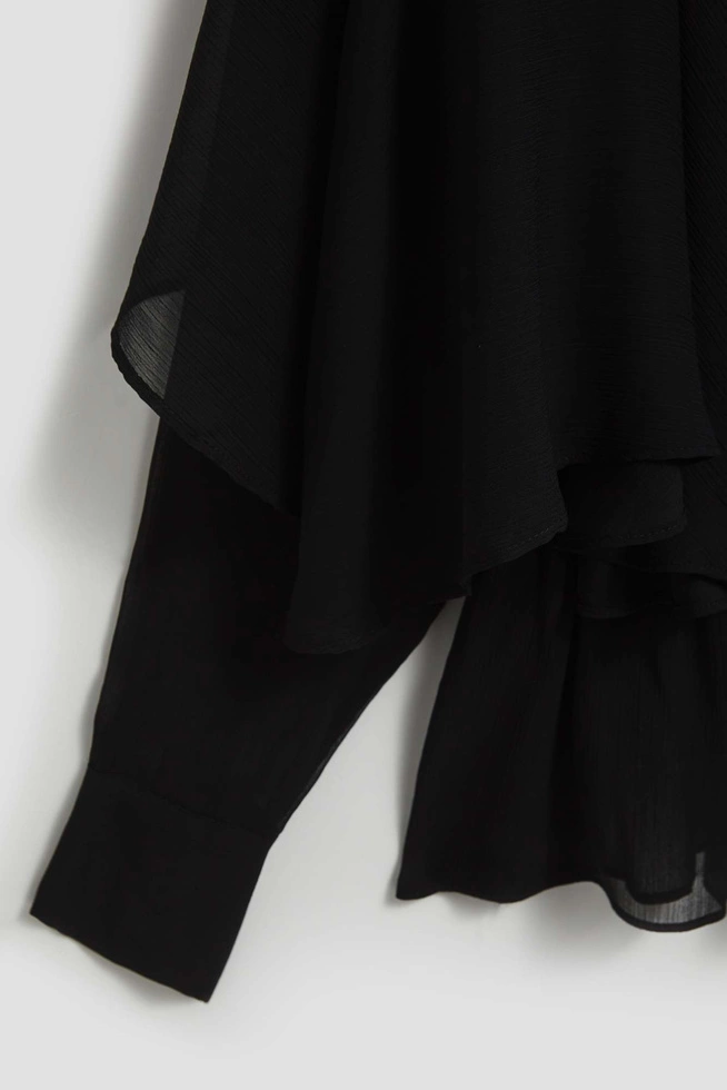 Koszula z falbanami i dekoltem w serek czarna