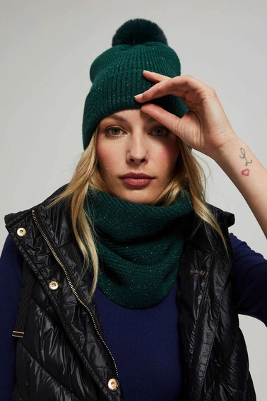 Czapka z pomponem i metaliczną nitką szmaragdowa