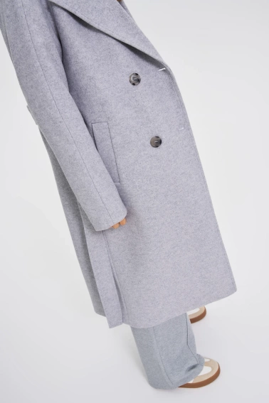 Długi płaszcz w kapturem szary