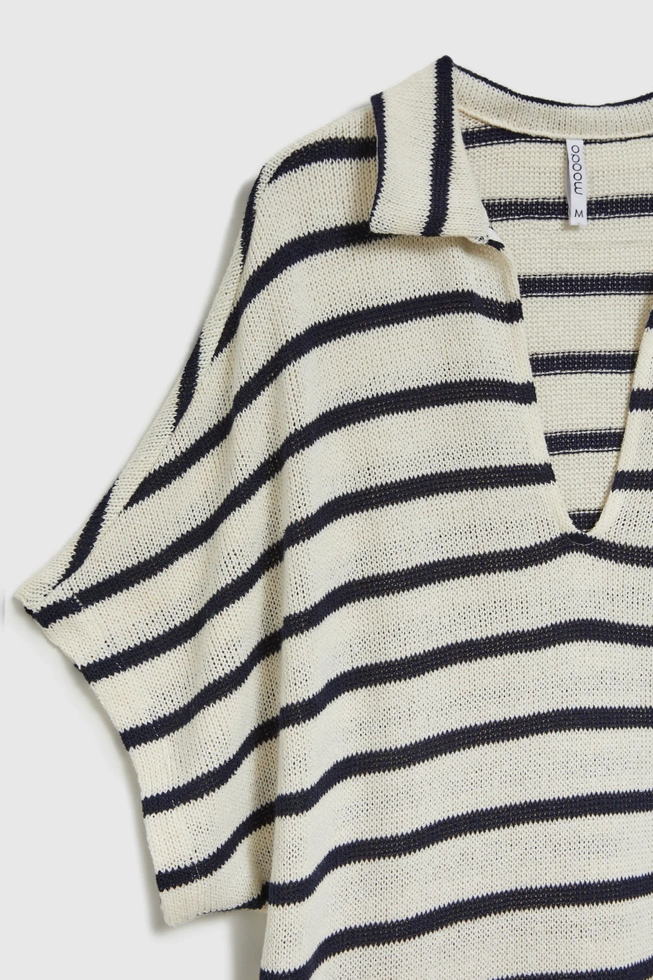 Sukienka z dekoltem w serek w paski beżowa