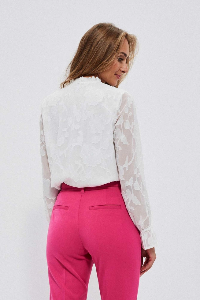 Biała koszula z ażurowymi rękawami
