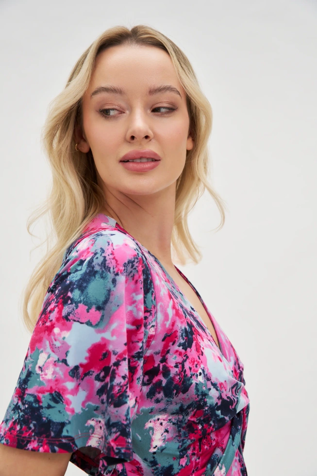 Wzorzysta sukienka z dekoltem fuksjowa