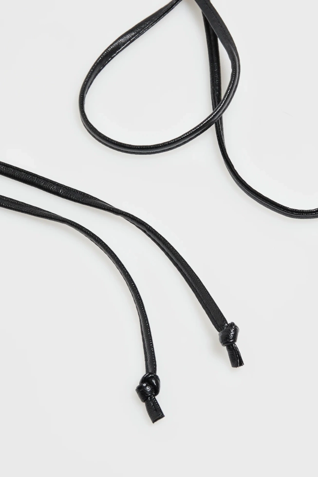 Wiązany pasek z kwiatem czarny