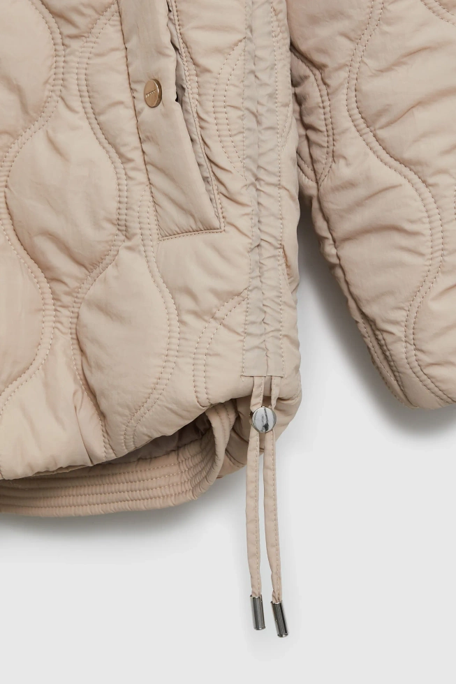 Pikowana kurtka z kapturem beżowa