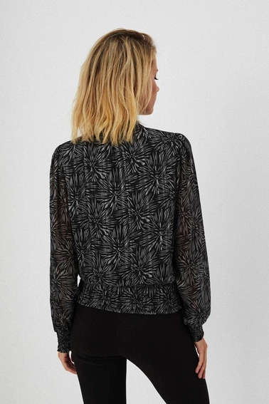 Koszula w roślinny wzór z bufiastymi rękawami czarna